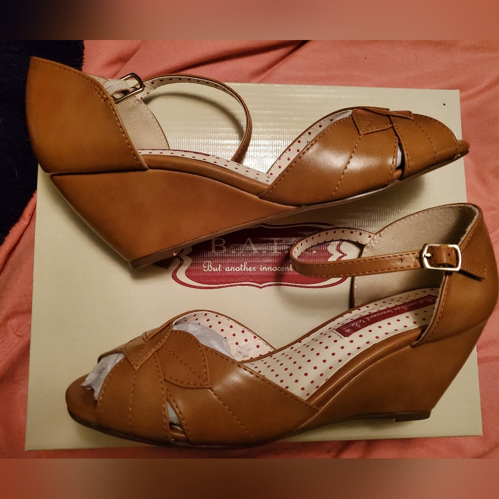 B.A.I.T. Danita Sandal, tan, sz 7.5